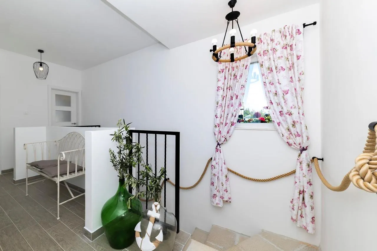 Tilagus Holiday Villa - Nostromo Žman Apartmán